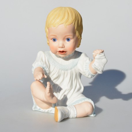 Porcelánová soška Bábätko s ponožkou  
