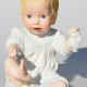 Porcelánová soška Bábätko s ponožkou  