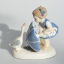 Starožitn&aacute; porcel&aacute;nov&aacute; so&scaron;ka Dievčatko s d&aacute;ždnikom