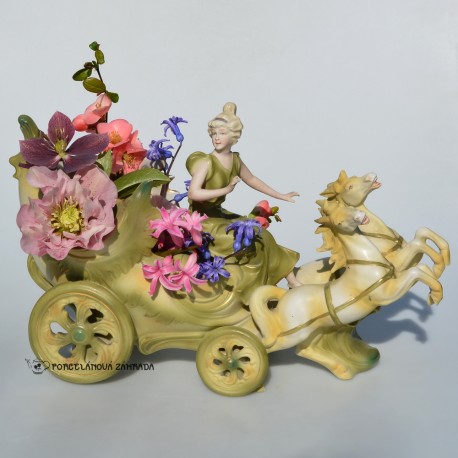 Starožitná porcelánová soška 